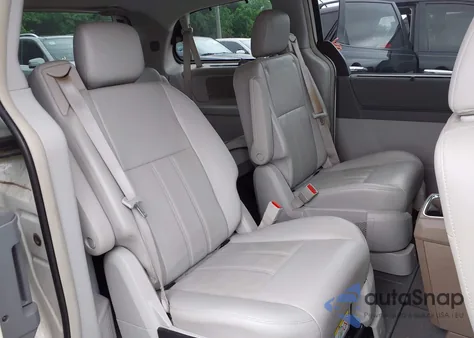 2010 Chrysler Town & Country Touring from USA, damaged, VIN 2A4RR5D14AR133746